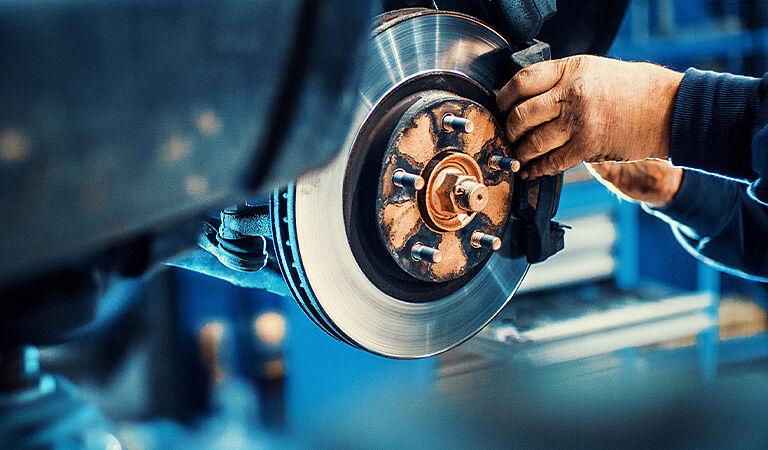 Mekaniker bytter bremseklosser