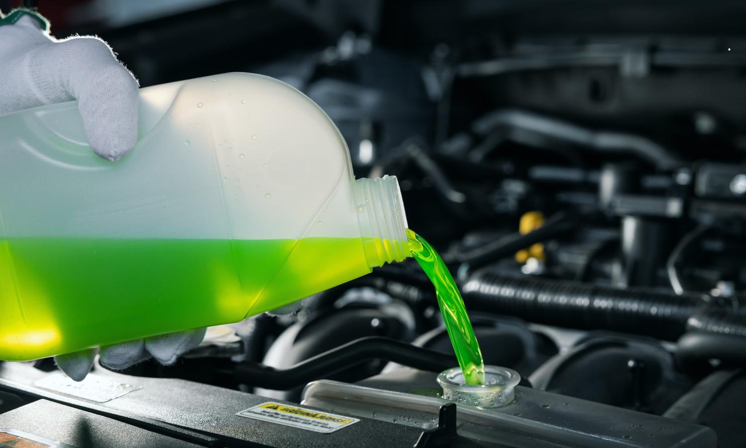 Kjølevæske kontrolleres i ekspansjonstank